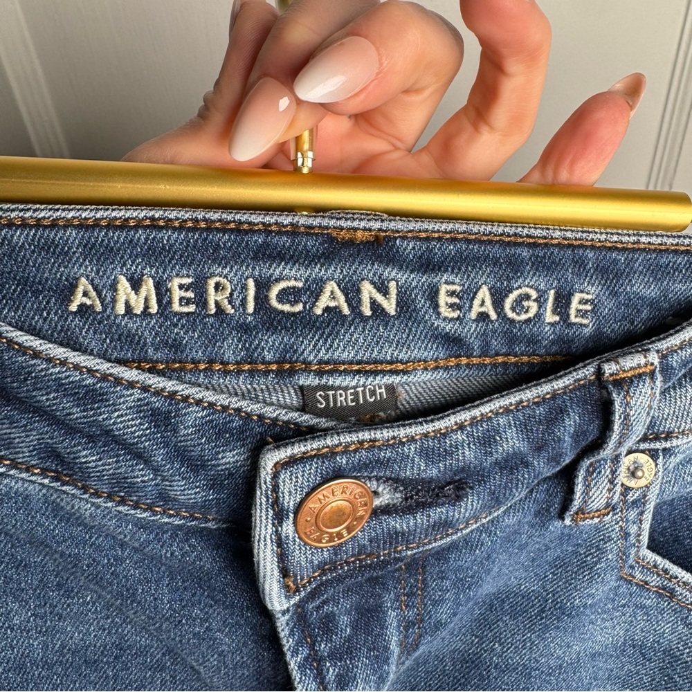 American Eagle Stretch Mom Jean in Easy Breezy Blue Distressed Frayed 8 Long - Picture 12 of 14